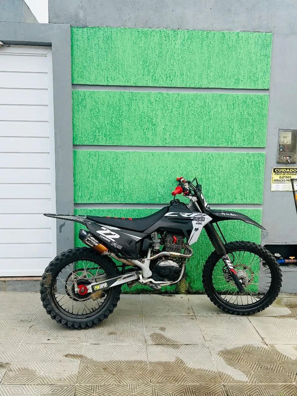 CRF 230 com vários acessórios