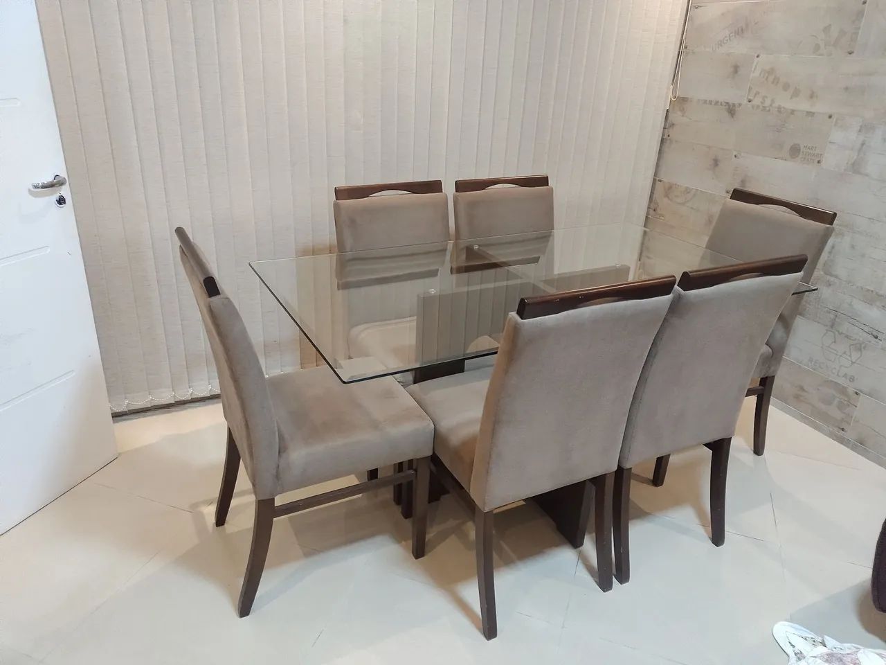 Mesa de jantar  com 6 cadeiras  !!! 