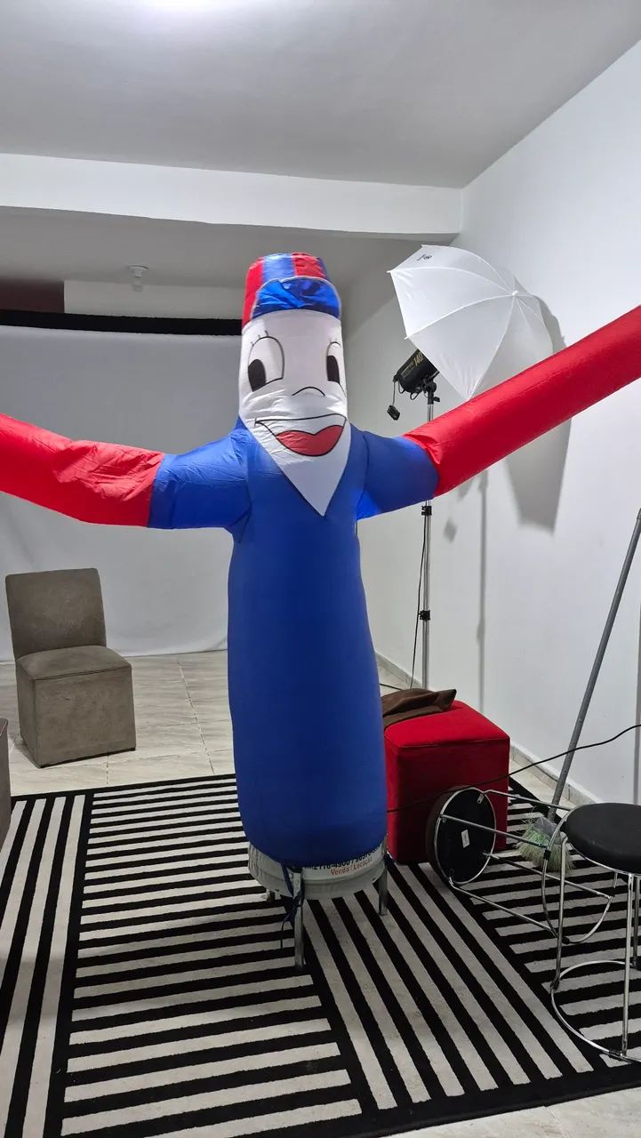 Boneco biruta chama cliente
