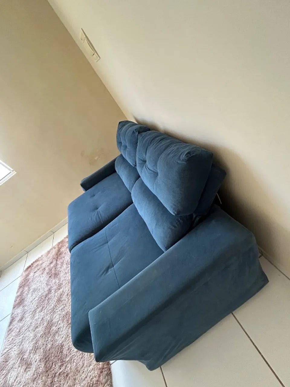 Sofá azul retrátil e inclinável 