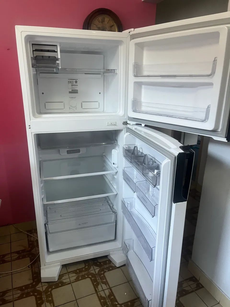 Vende-se geladeira semi nova - Foto 2