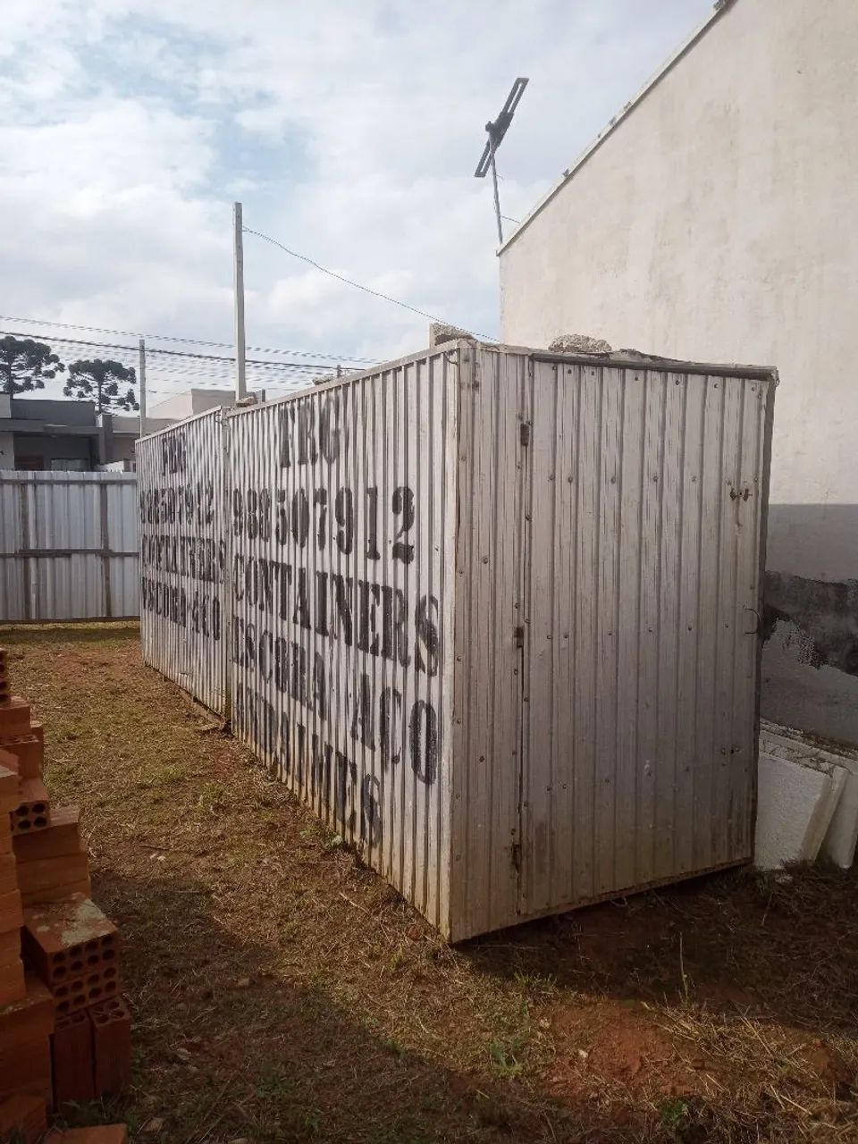 2 Container, casa um medindo 1.5x3 e cada um com um porta e cada porta com 2 chaves 