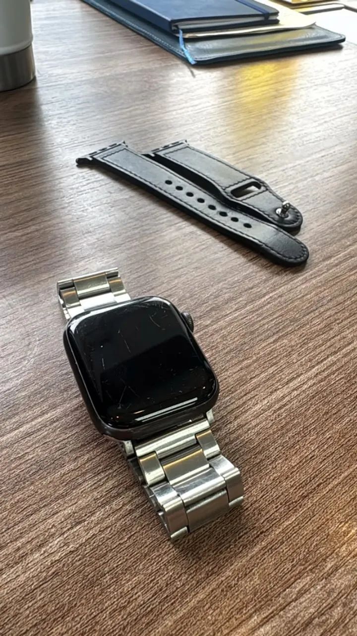 Apple Watch Series 5 + 2 pulseiras (aço e couro)