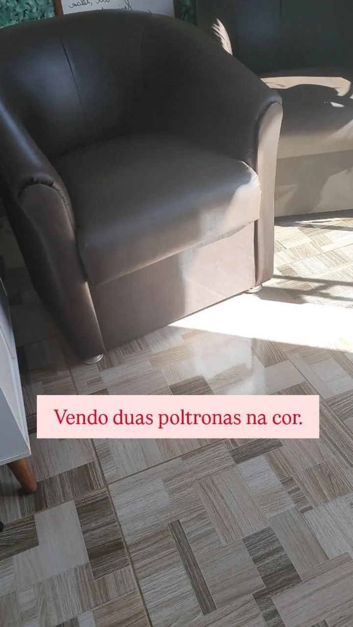 2 poltronas na cor marrom 