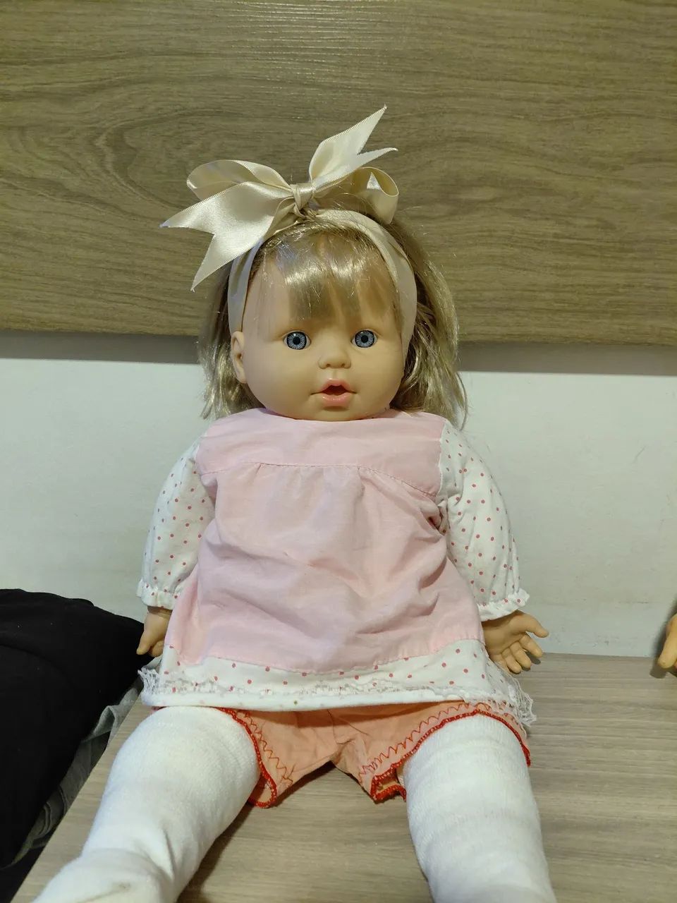 Boneca grande, corpo tecido, cabelo sem queda. Roupa original, corpo limpo e sem detalhes - Foto 2