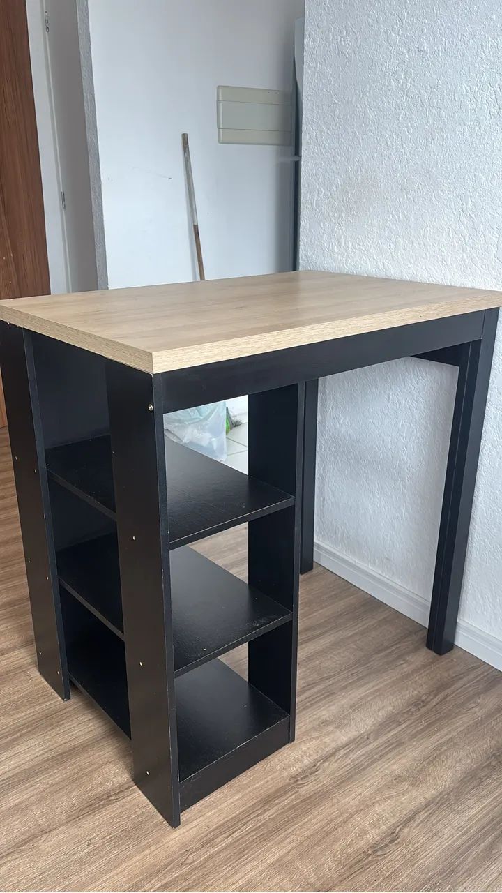 Bancada de cozinha com banquetas
