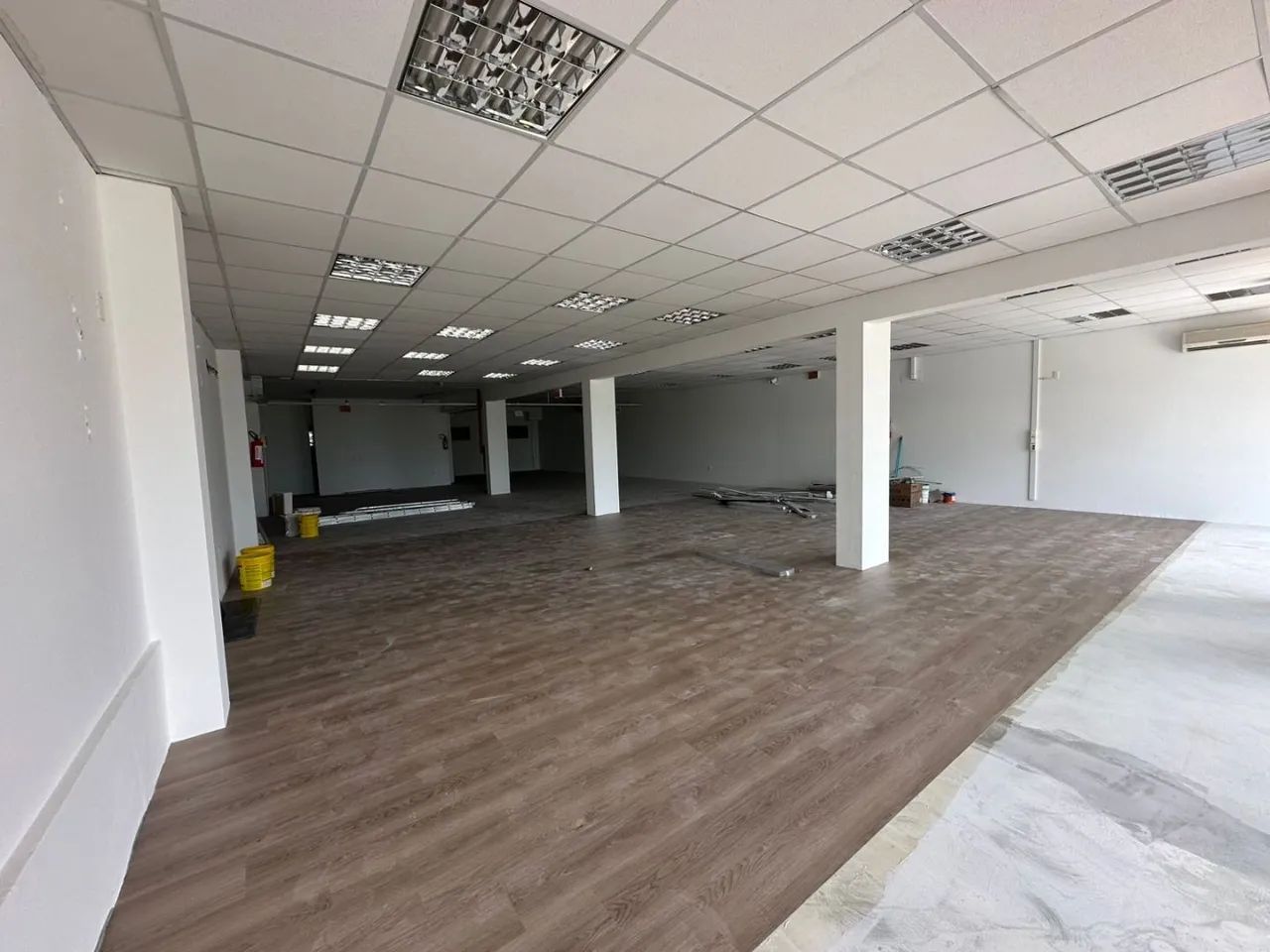 Sala Comercial com 250 m² e 2 vagas - Locação no bairro Saco Grande. - Foto 3