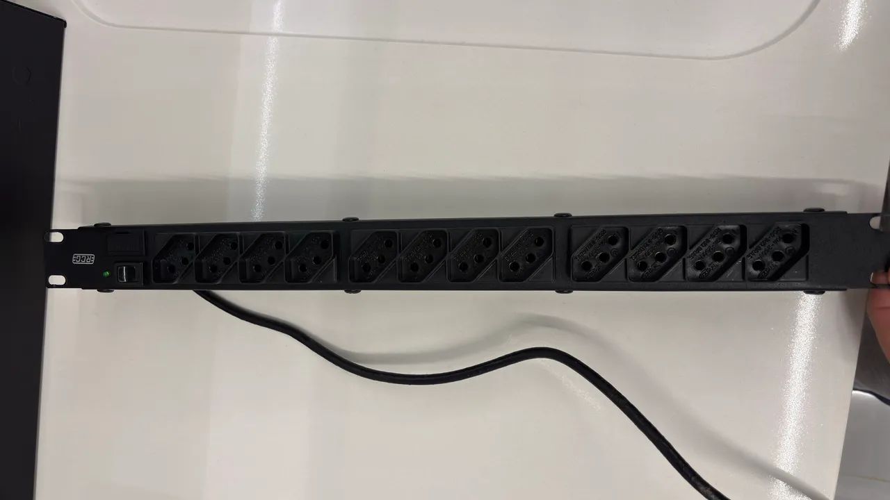 Switch 24 portas  Régua 12 tomadas 10A  Patch 24 portas cat5e - Foto 3