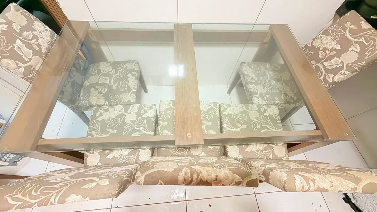 Mesa com 6 cadeiras 