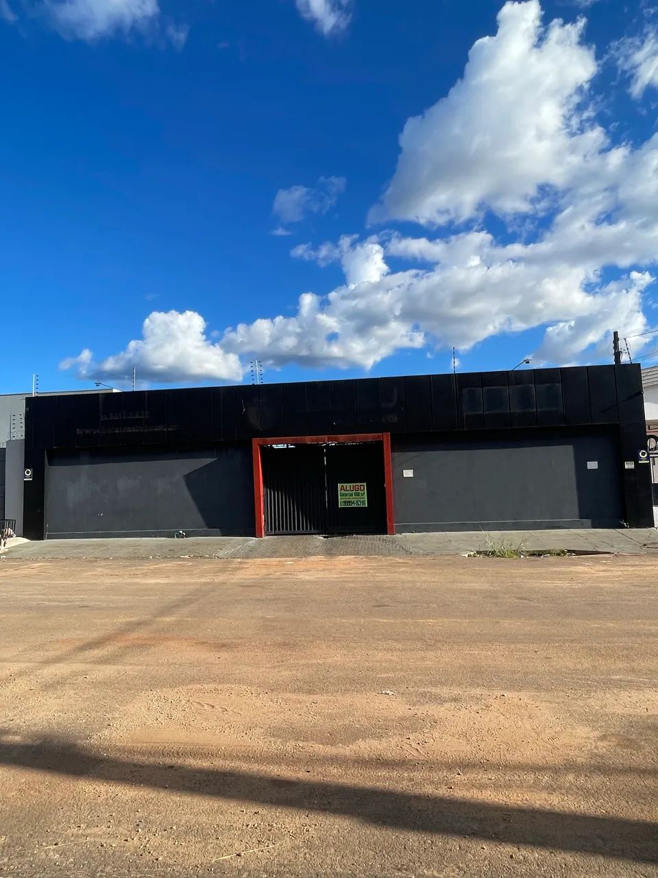 ALUGO GALPÃO COMERCIAL/INDUSTRIAL RUA PARALELA COM A JK