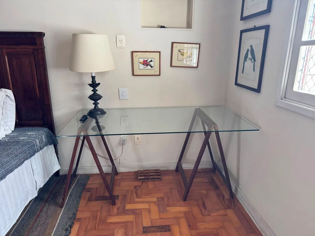 Mesa de vidro temperado com cavaletes