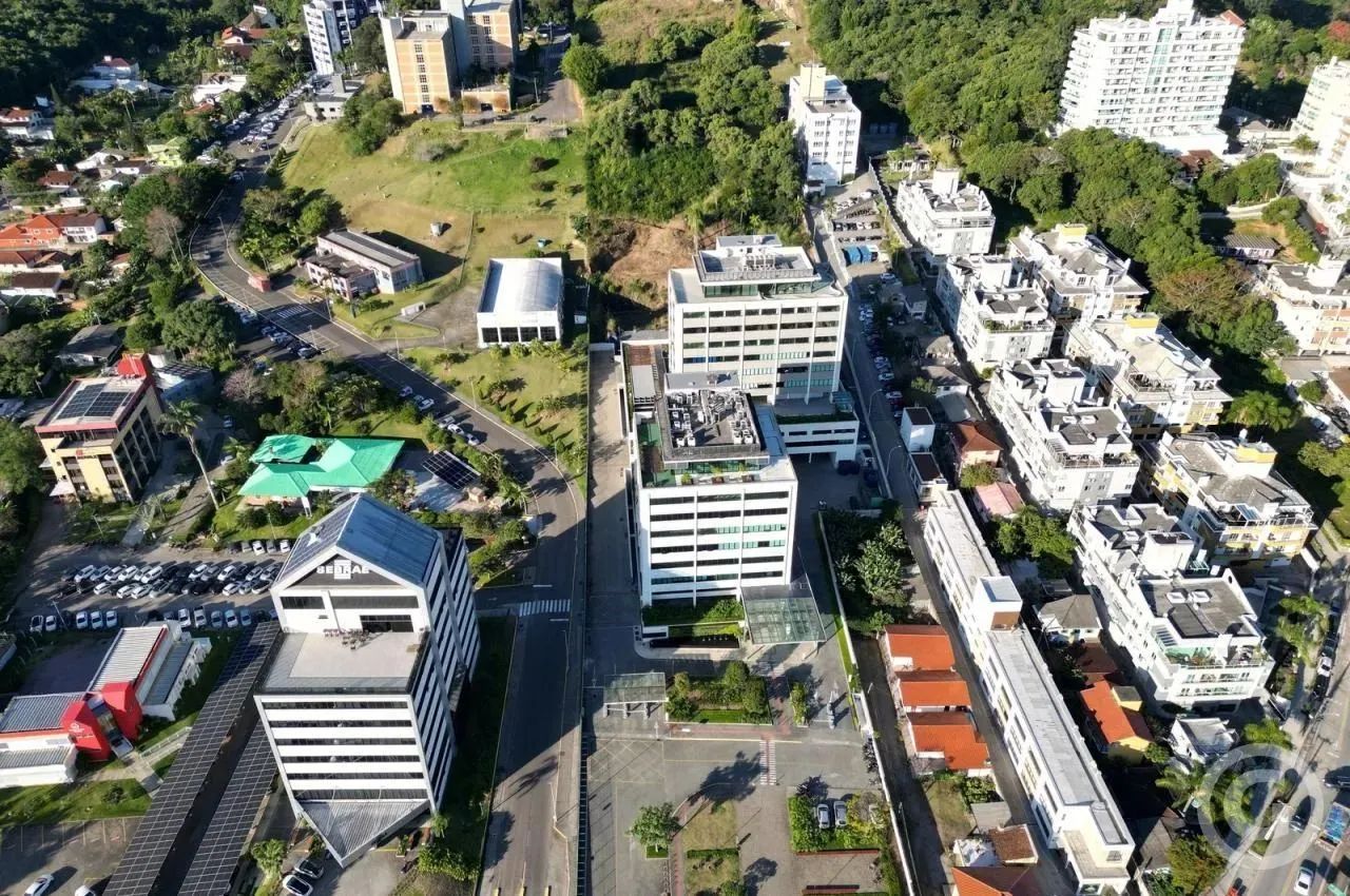 Sala comercial ampla com vagas de garagem na SC-401