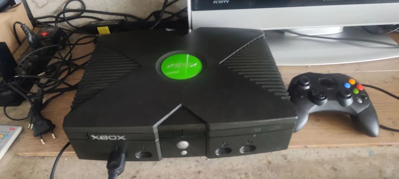 Xbox clássico com jogos 