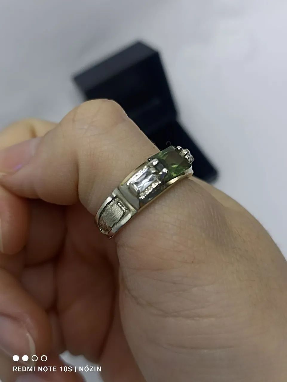 Anel em prata com zirconia verde e branca. - Foto 5
