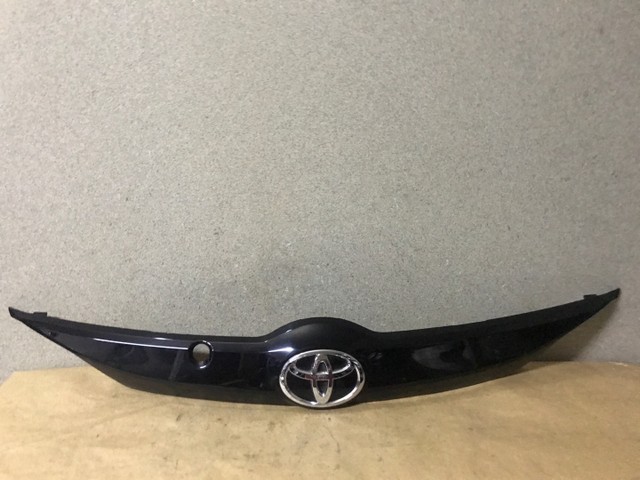 Moldura tampa traseira Toyota Yaris  - Foto 3