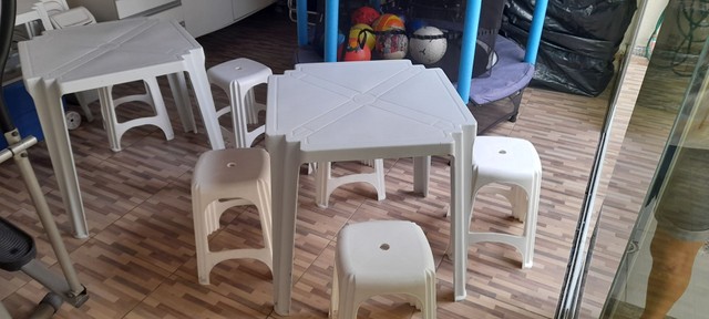 Conjunto mesa com banquetes de plástico 