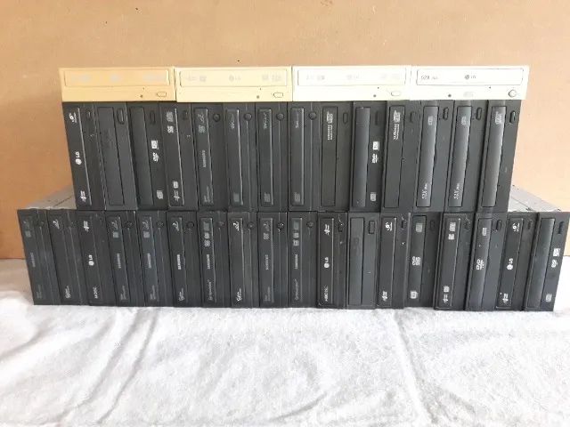 Lote com 27 drives de DVD e 9 drives de CD.