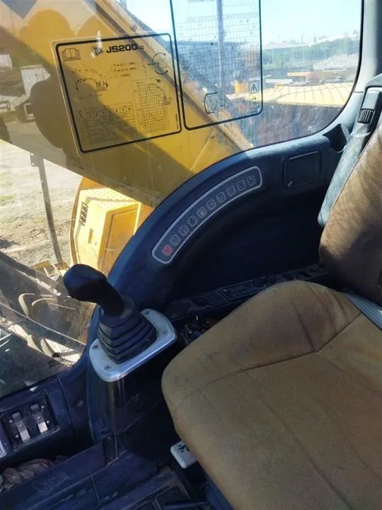 Escavadeira JCB JS200LC ano 2011 c/ 11.000 horas - Foto 2
