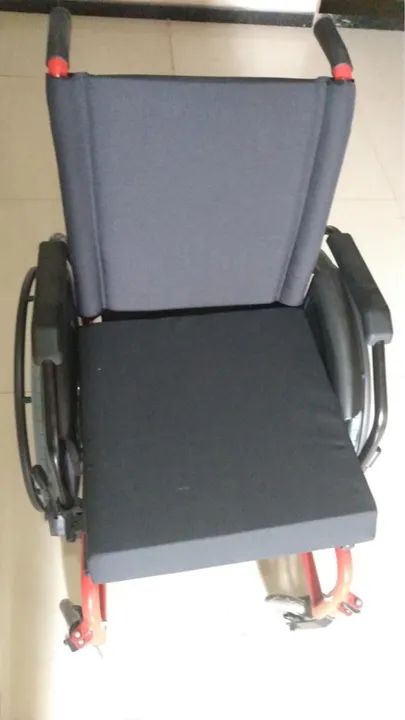 Cadeira de rodas e cadeira de banho - Foto 3