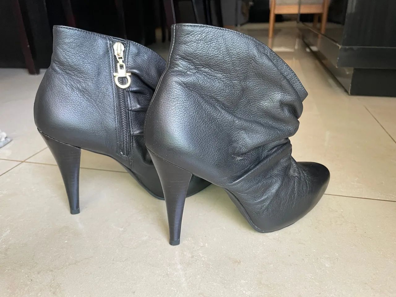 Bota couro salto preta Datelli