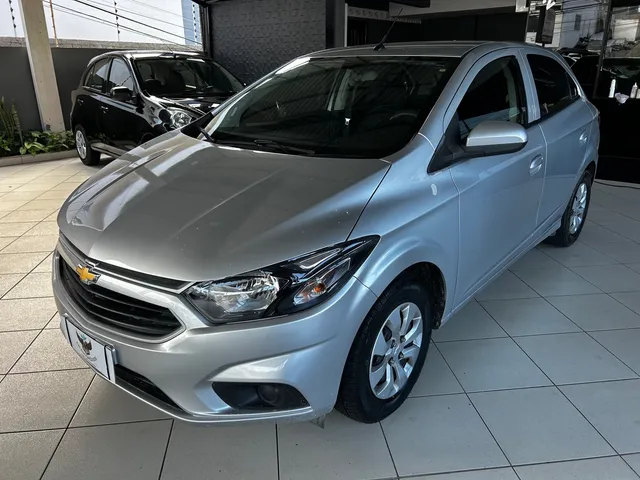 CHEVROLET - ONIX - 2017/2018 - Branca - R$ 53.000,00 - Bellini