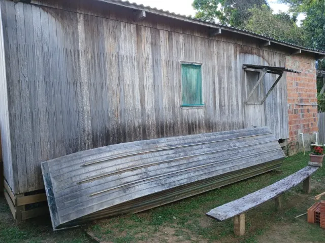 Vendo Casa de Madeira bem localizada em Manoel Urbano
