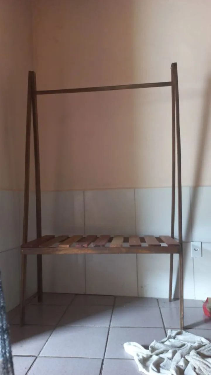 Cabideiro de madeira rústico