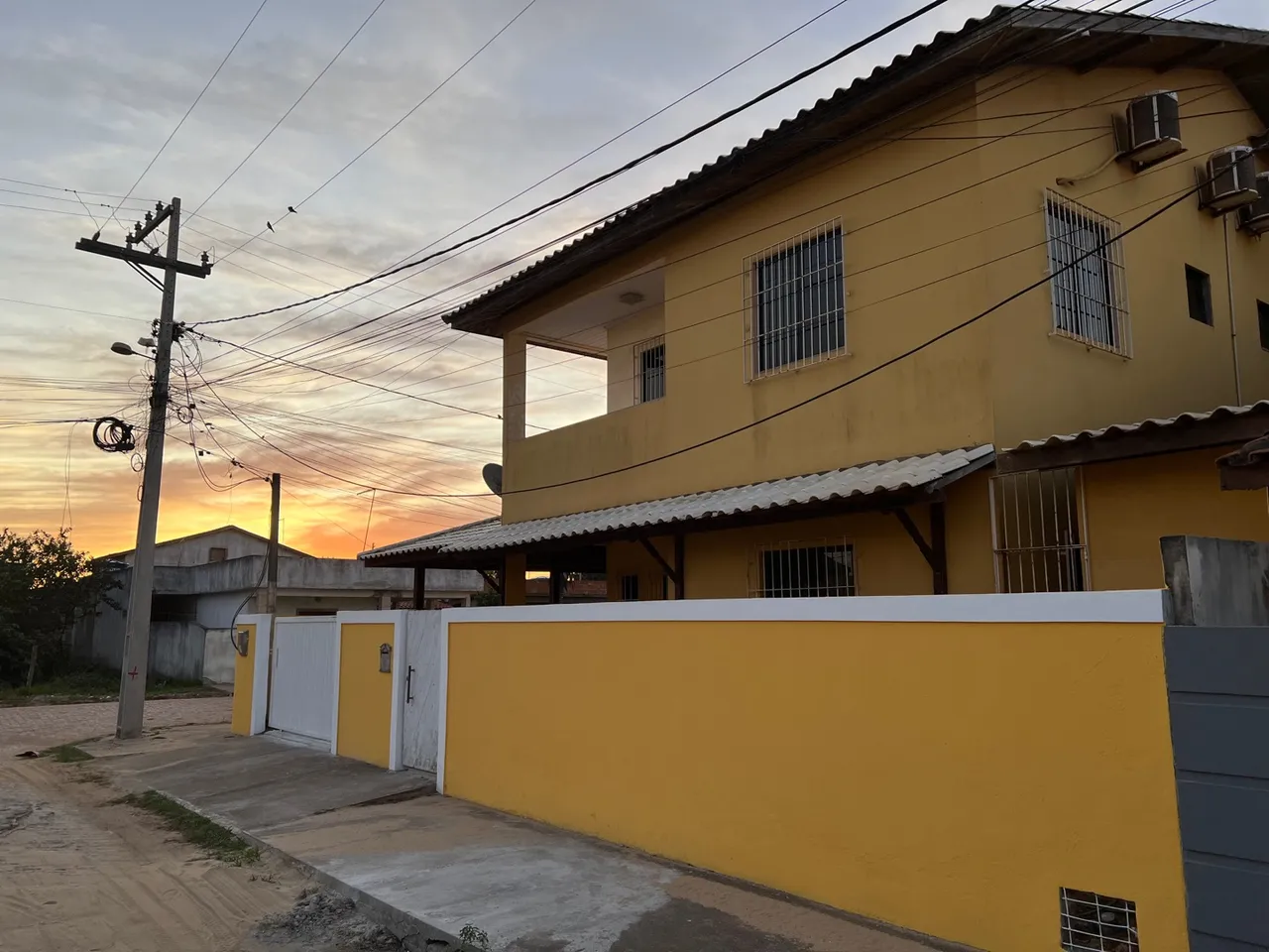 CASA 2 ANDARES EM GRUSSAÍ (PRÓXIMO AO CLUBE)