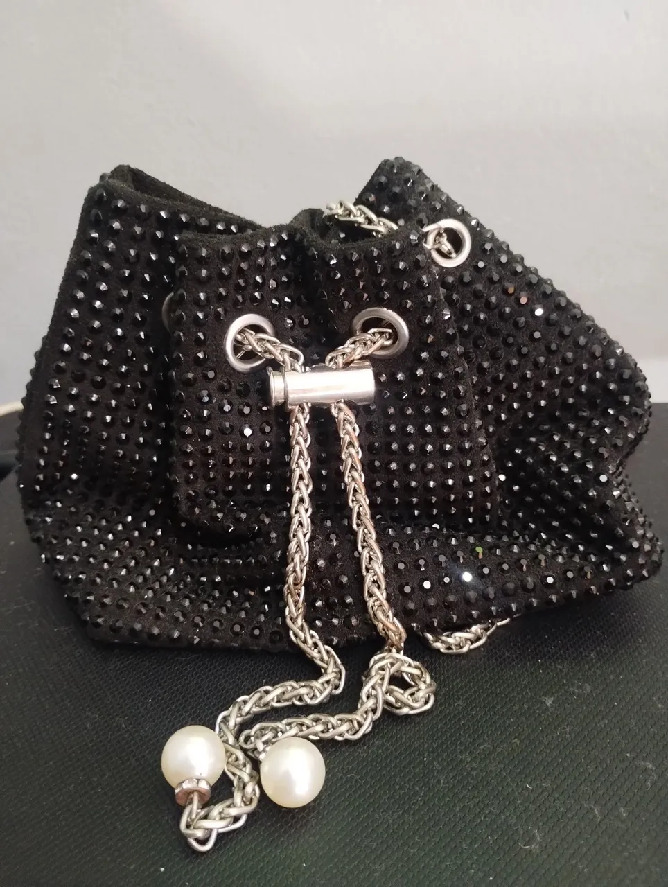 Bolsa de mão preta com pedrarias