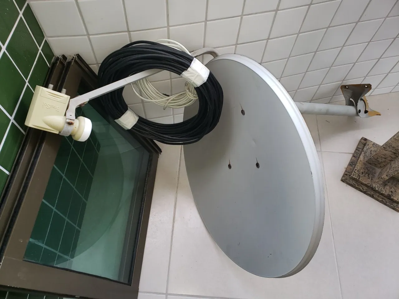 Antena Parabólica, LNBF e cabo coaxial.