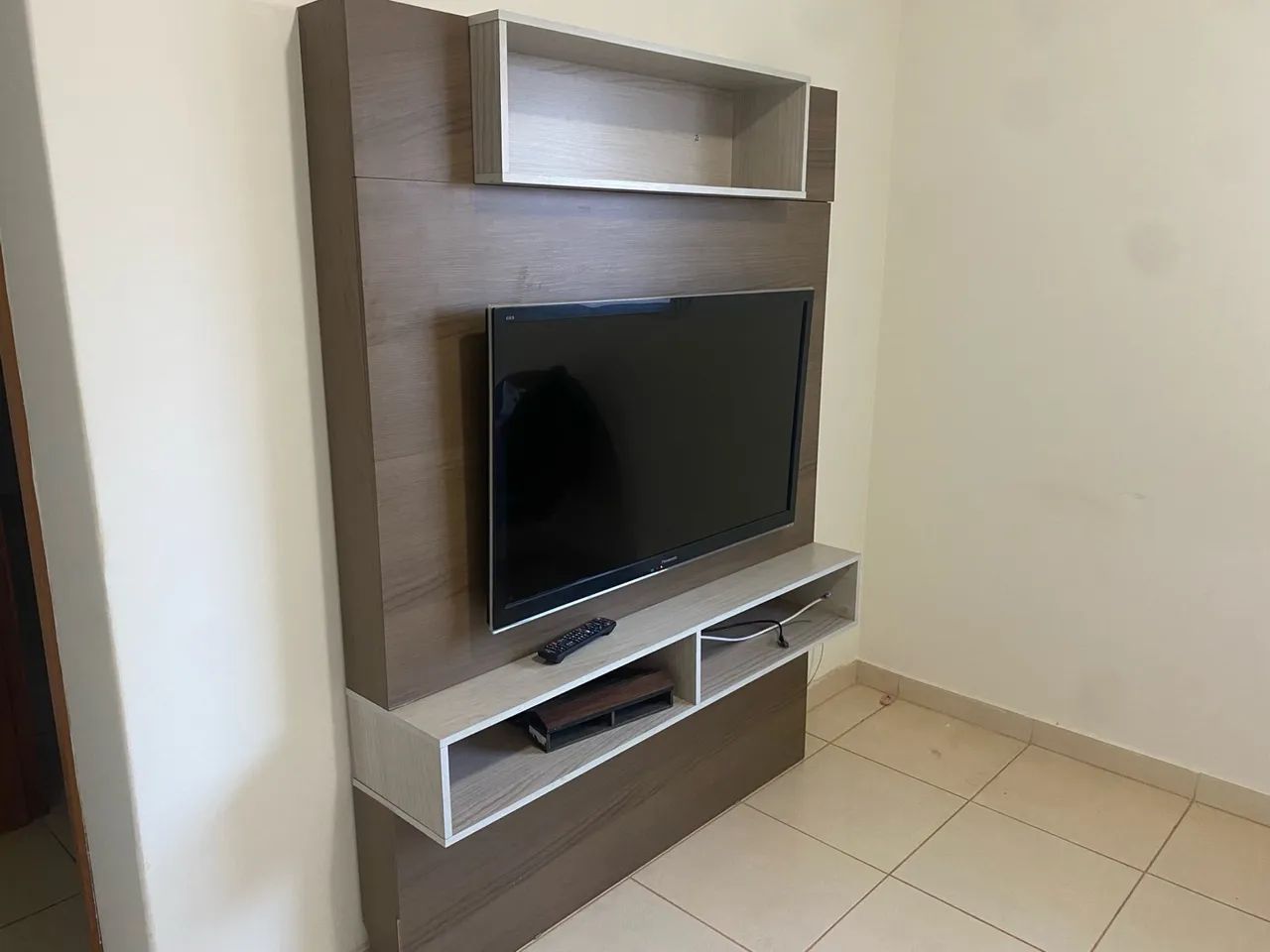 Painel para TV com prateleiras