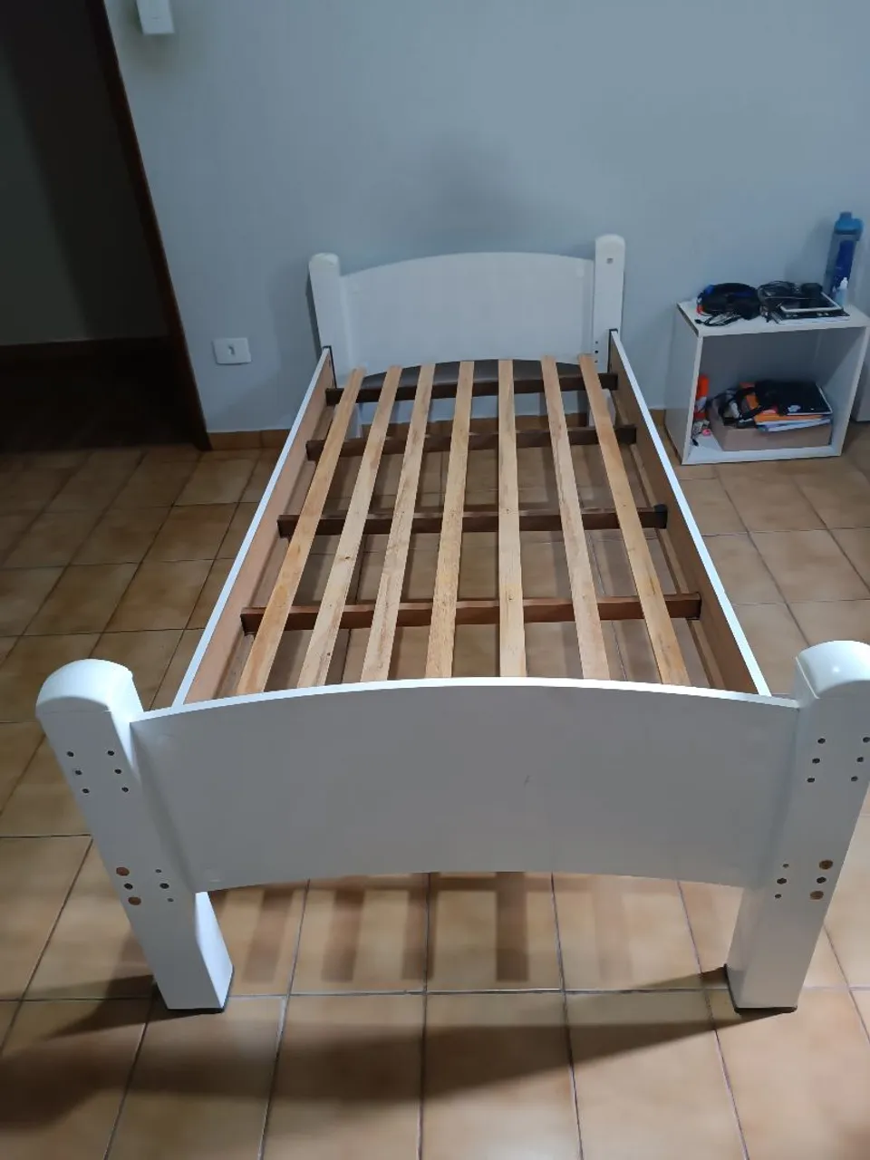 Cama de solteiro branca