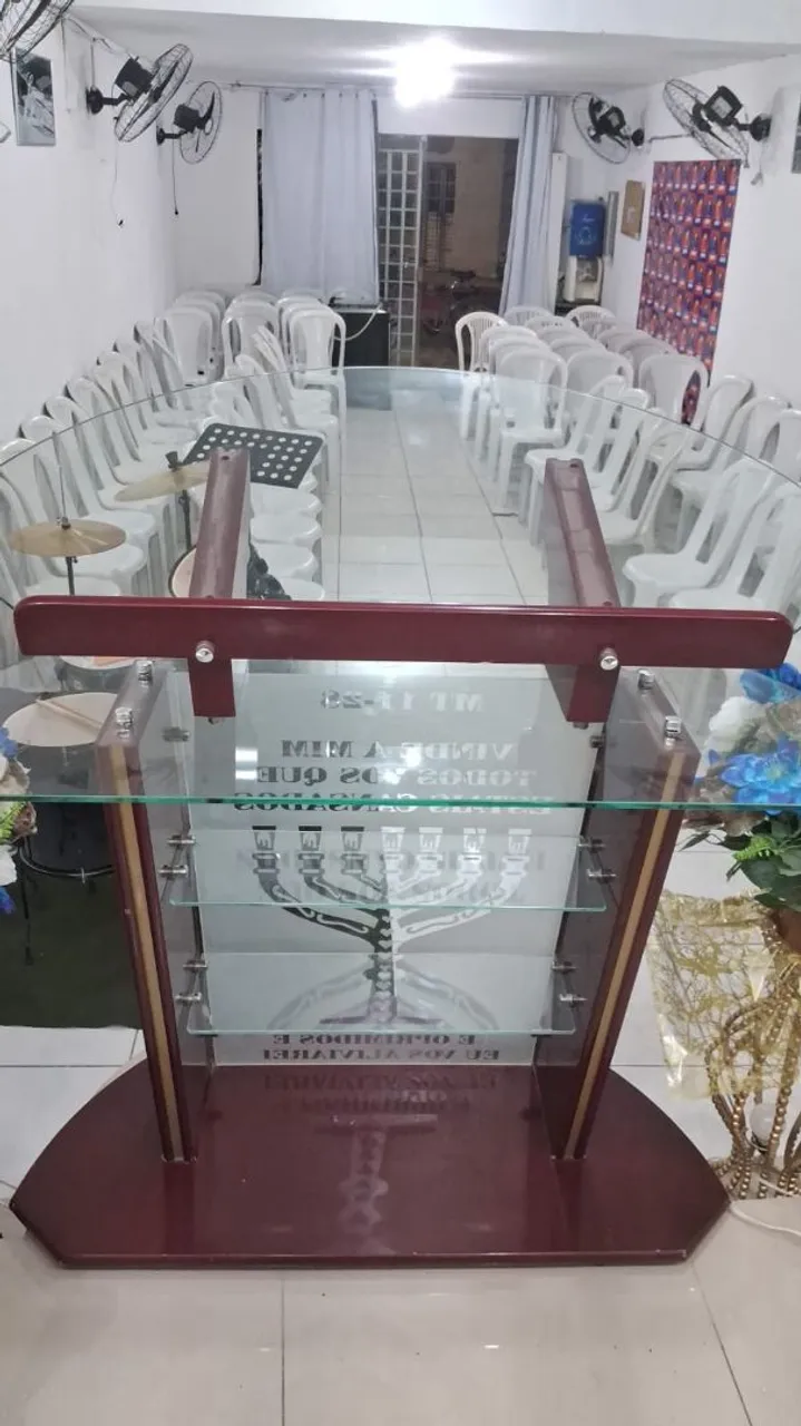 Púlpito de Vidro e Madeira para Igreja