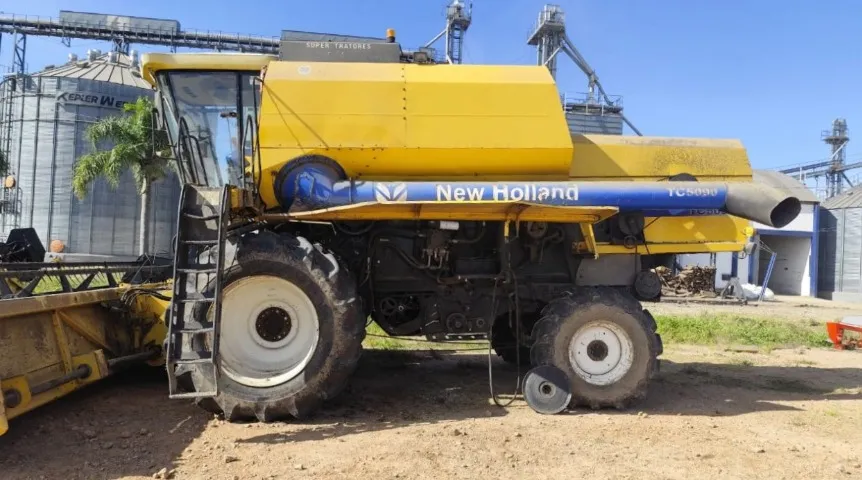 Colheitadeira New Holland TC5090