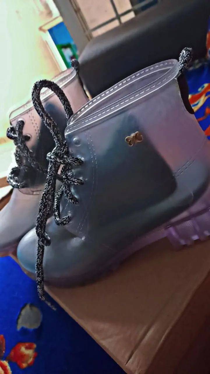 Botinha infantil semi nova  - Foto 2