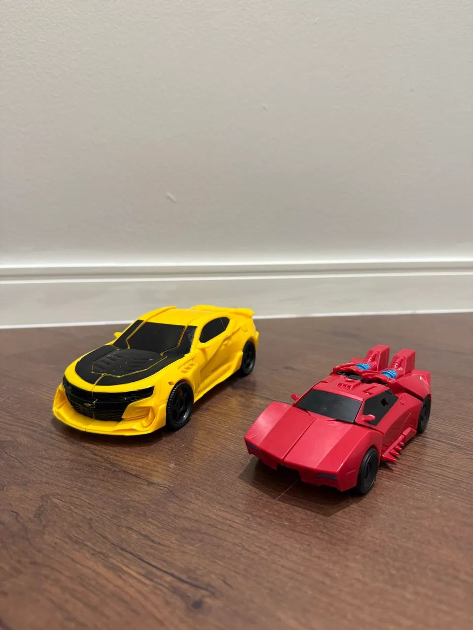 2 bonecos Transformers carro que vira robô