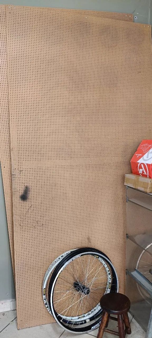 Vendo 2 painéis perfurados com ganchos 