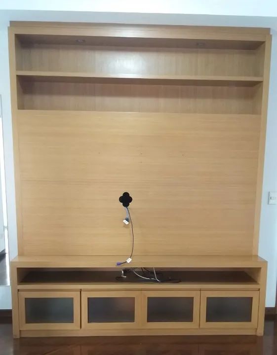 Painel e rack de TV em madeira com gavetas e Iluminação