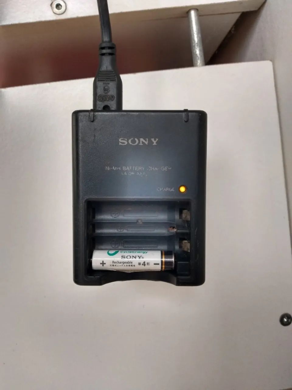 Carregador de pilhas original SONY BC-CS2A tipo Ni-MH tamanho AA e AAA - Foto 2