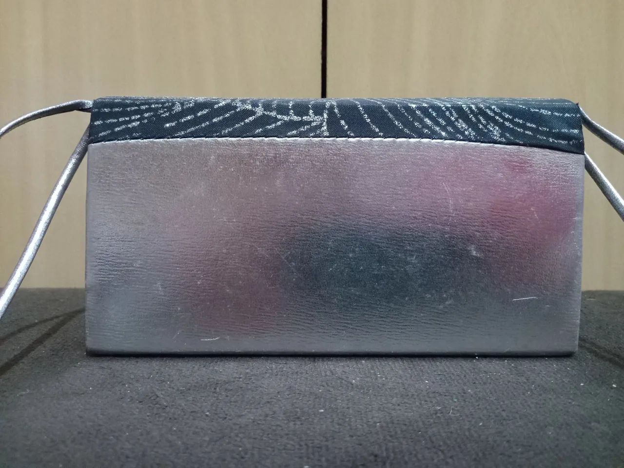 Bolsa Clutch Prateada com Detalhes - Foto 3