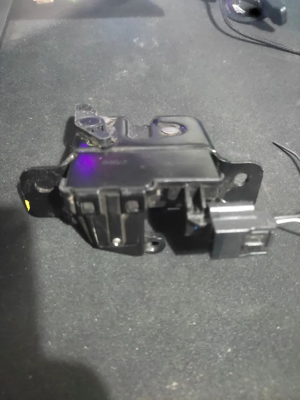 Fechadura Tampa Traseira Sandero 2014 a 2019 - Foto 3