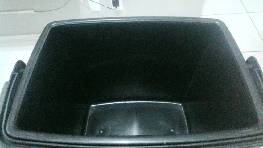 CAIXA TERMICA 32 LITROS NOVA NUNCA USADA NA COR PRETA - Foto 3