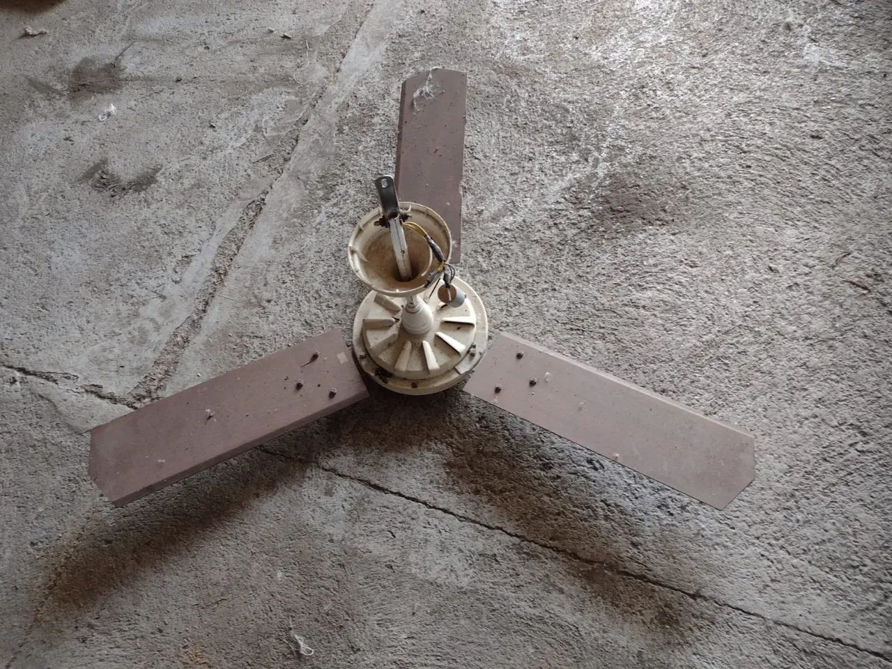 Ventilador de teto com pás de madeira 