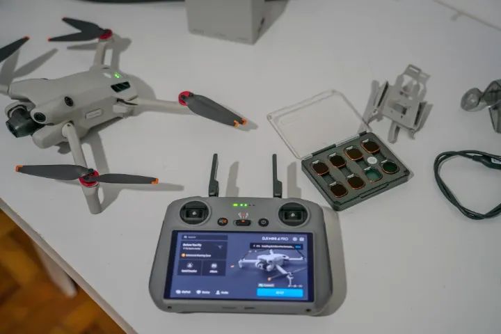 Drone DJI Mini 4 Pro FlyMore Combo - Foto 4