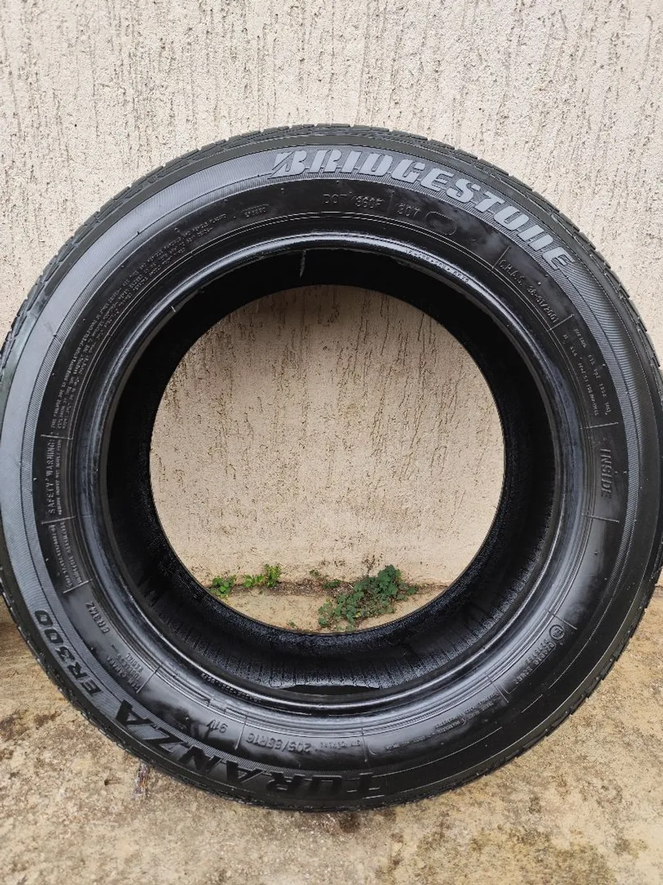 Pneu Bridgestone Turanza ER300 205/55R16 usados em bom estado. Valor de oportunidade