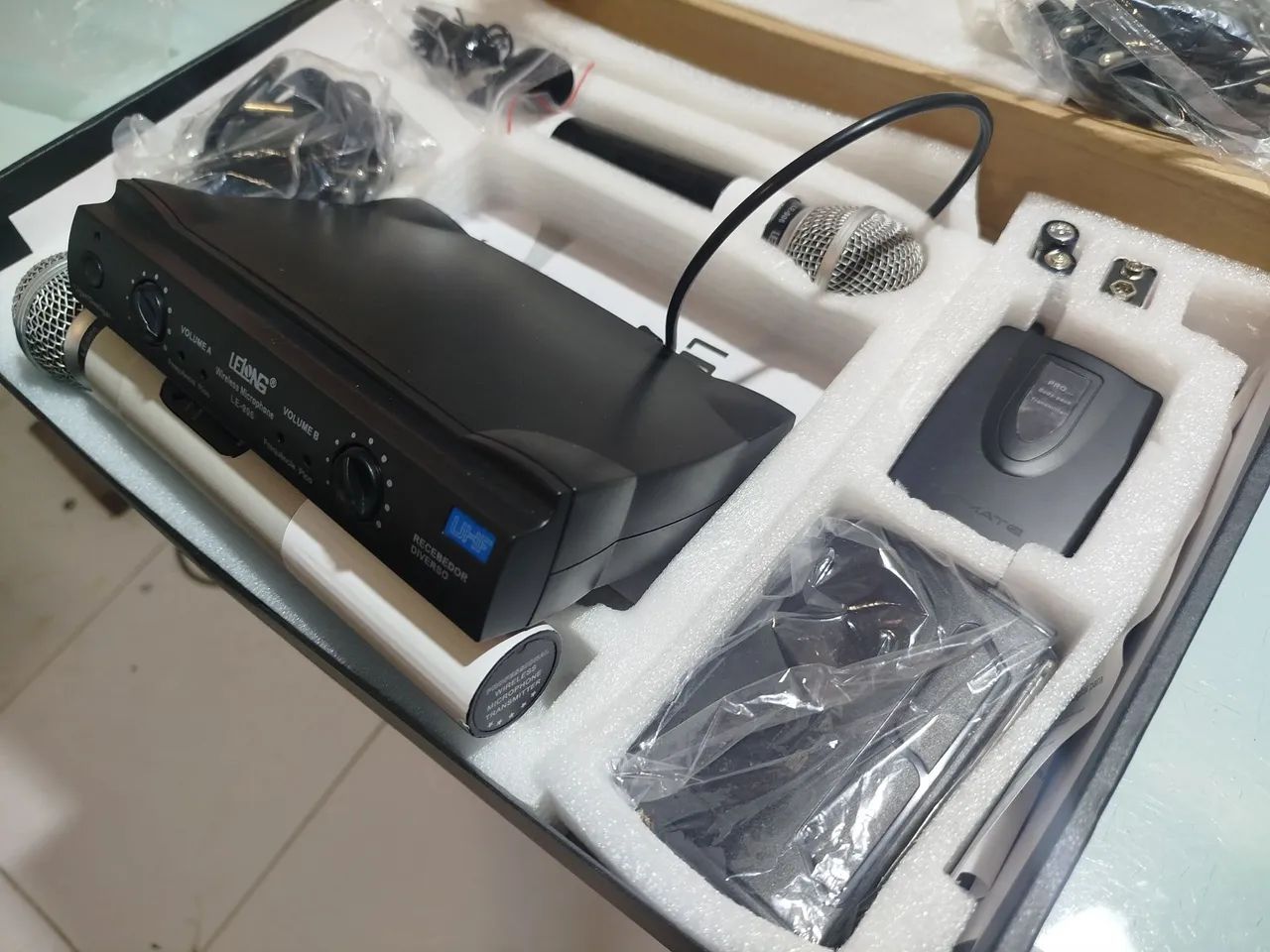 MICROFONE SEM FIO E MICROFONE DE LAPELA 2 EM 1