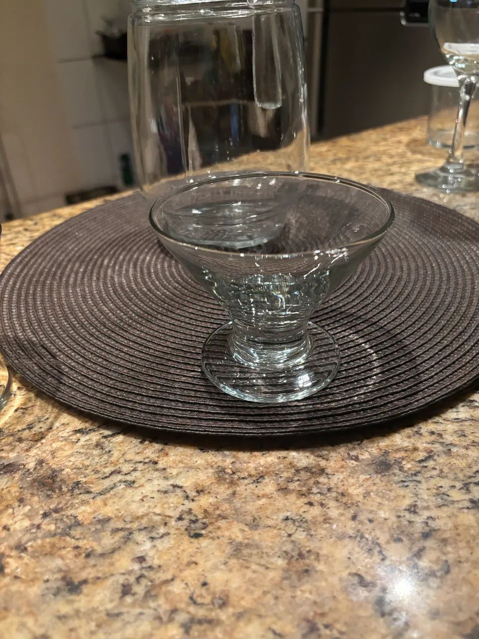 Conjunto de taças e jarra de vidro com tampa - Foto 5