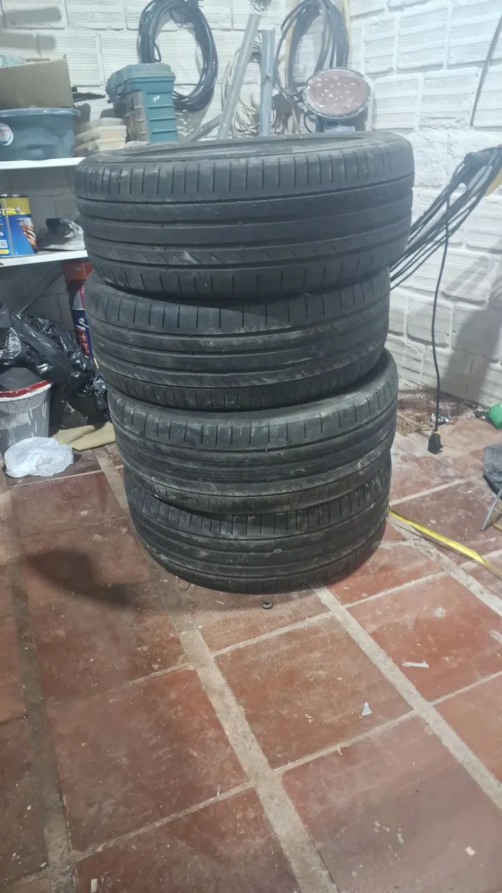 Jogo de Pneus Usados 235/55 R19 101w