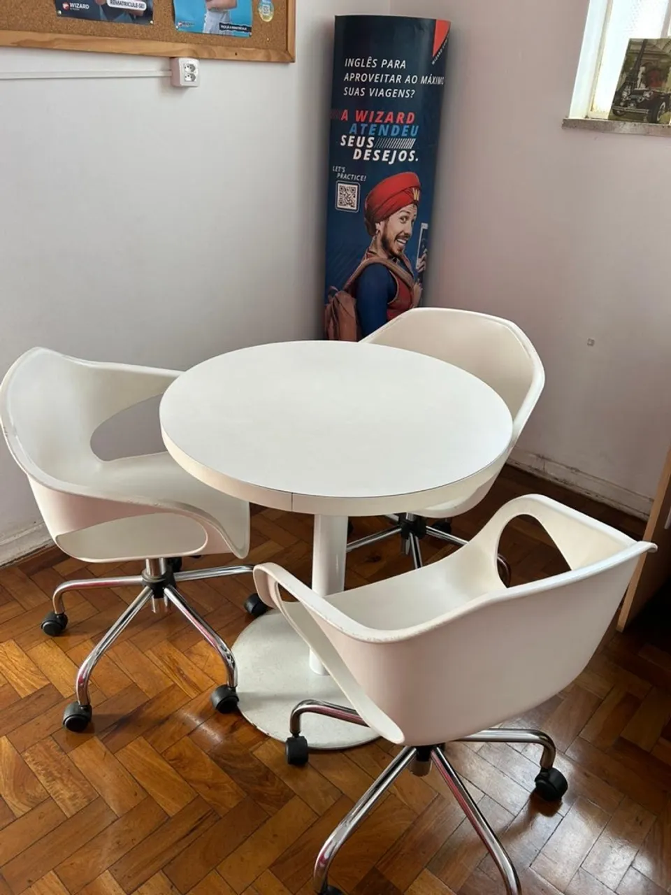 Conjunto de Mesa e Cadeiras Brancas