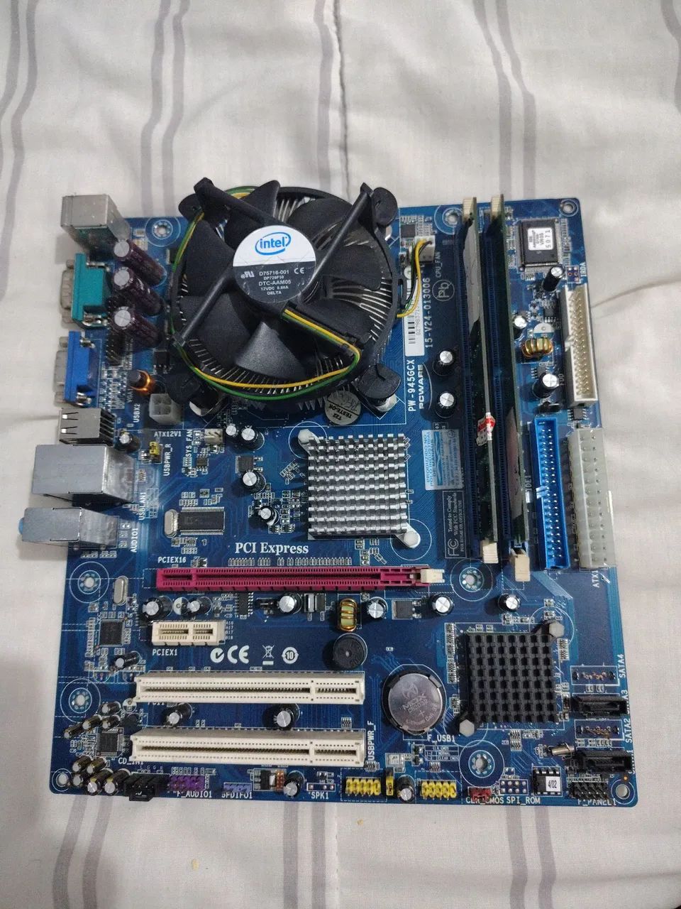 Placa mãe ddr 2 com 4 GB de ram com processador e cooler 